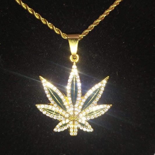 Pingente Cravejado ICE de Folha Verde, com Corrente Rope de brinde!